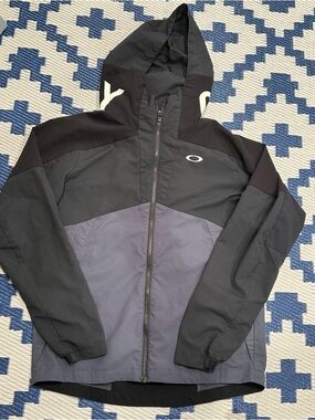 Oakley Windbreaker Jacket Lightweight Black / Gray Hood Spellout Men’s Size M